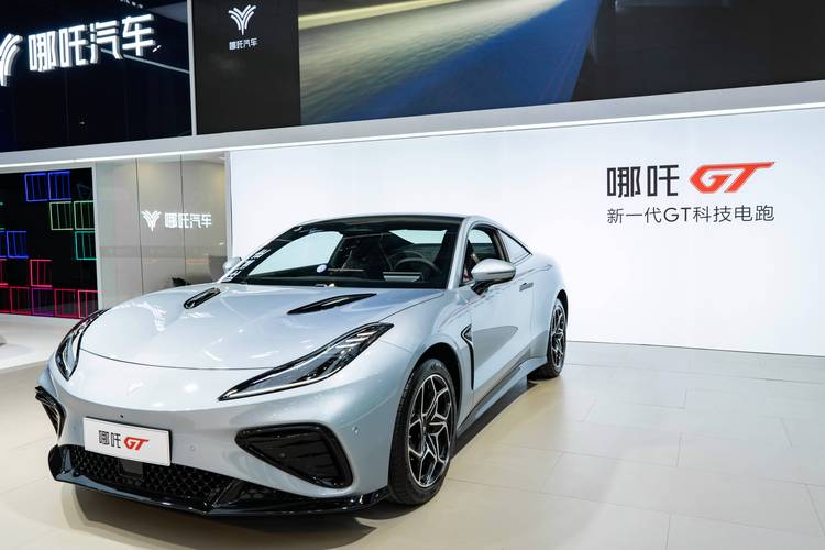 深圳150哪吒汽车在智能汽车领域的表现，领途汽车在新能源汽车市场中的影响力